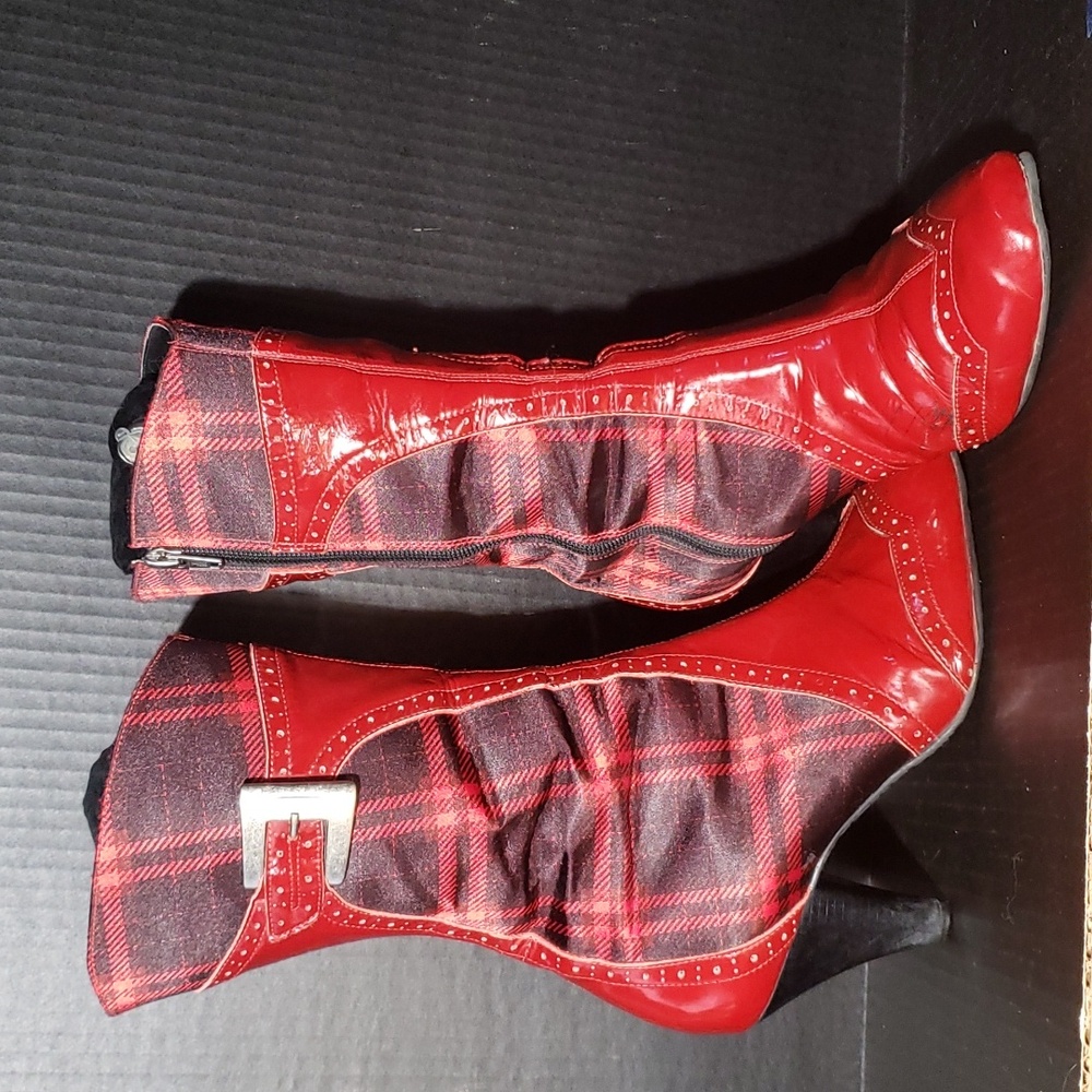 Cravo&Canela Red Plaid Booties. Size US 9/ EUR 41.